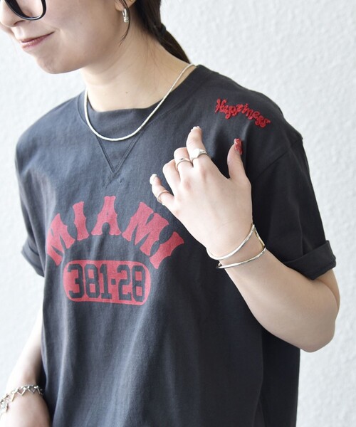 SHIPS any(シップス エニィ)の「【SHIPS any別注】Collegiate Pacific:〈洗濯機可能〉V ガゼット プリント & 刺繍 Tシャツ(Tシャツ/カットソー・レディース・オフホワイト/ブラウン/ライトグレー/チャコールグレー・ONE SIZE)」の22枚目の写真