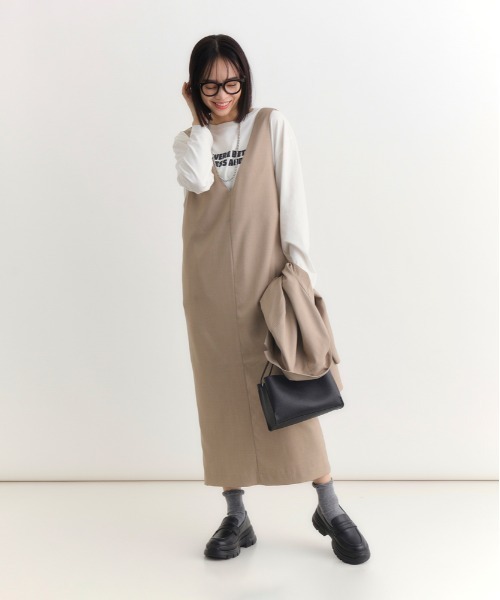 Right-on（ライトオン）の「【HONEYSUCKLE ROSE】Vネックナローワンピース (センターシーム / レイヤード / オフィスカジュアル)（シャツワンピース・レディース・ダークグレー/ライトベージュ・S/M/L）」の3枚目の写真
