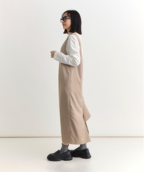 Right-on（ライトオン）の「【HONEYSUCKLE ROSE】Vネックナローワンピース (センターシーム / レイヤード / オフィスカジュアル)（シャツワンピース・レディース・ダークグレー/ライトベージュ・S/M/L）」の4枚目の写真