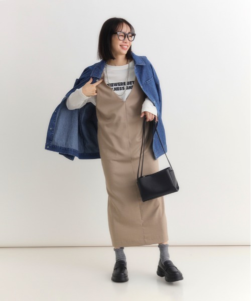 Right-on（ライトオン）の「【HONEYSUCKLE ROSE】Vネックナローワンピース (センターシーム / レイヤード / オフィスカジュアル)（シャツワンピース・レディース・ダークグレー/ライトベージュ・S/M/L）」の6枚目の写真