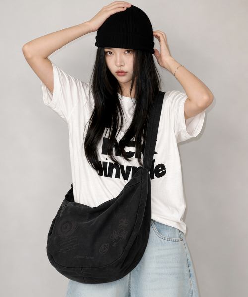 ARTISTWEAR（アーティストウェア）の「[ATW] スクリブルドローイングコットンクロスバッグ - 2COLOR（メッセンジャーバッグ・レディース・ブラウン/ブラック・FREE）」の3枚目の写真