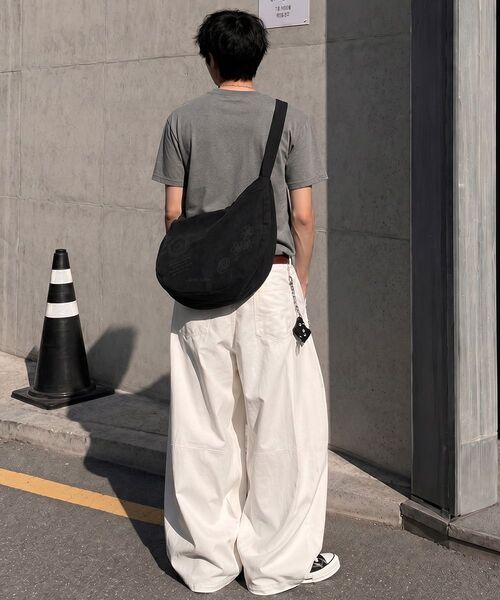 ARTISTWEAR（アーティストウェア）の「[ATW] スクリブルドローイングコットンクロスバッグ - 2COLOR（メッセンジャーバッグ・レディース・ブラウン/ブラック・FREE）」の9枚目の写真