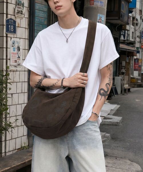 ARTISTWEAR（アーティストウェア）の「[ATW] スクリブルドローイングコットンクロスバッグ - 2COLOR（メッセンジャーバッグ・レディース・ブラウン/ブラック・FREE）」の11枚目の写真