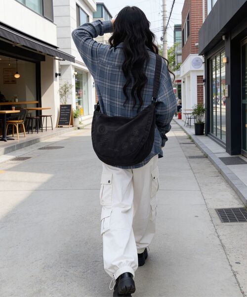 ARTISTWEAR（アーティストウェア）の「[ATW] スクリブルドローイングコットンクロスバッグ - 2COLOR（メッセンジャーバッグ・レディース・ブラウン/ブラック・FREE）」の12枚目の写真