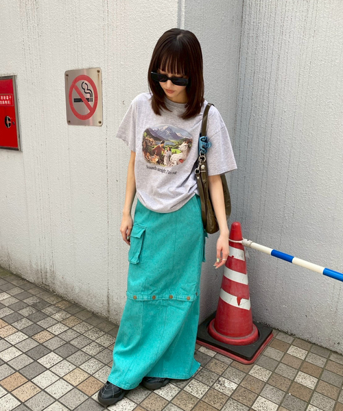 Carne Bollente(カルネボレンテ)の「【Carne Bollente/カルネボレンテ】Sounds Straight, I'm Out(Tシャツ/カットソー・レディース・チャコールグレー・MEDIUM/SMALL)」の2枚目の写真