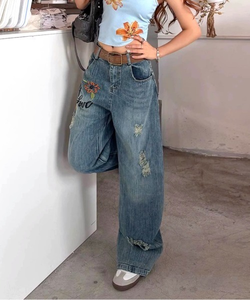 SHEENA(シーナ)の「フラワー刺繍ロゴダメージデニムワイドパンツ(デニムパンツ・レディース・ブルー・S/M/L)」の4枚目の写真
