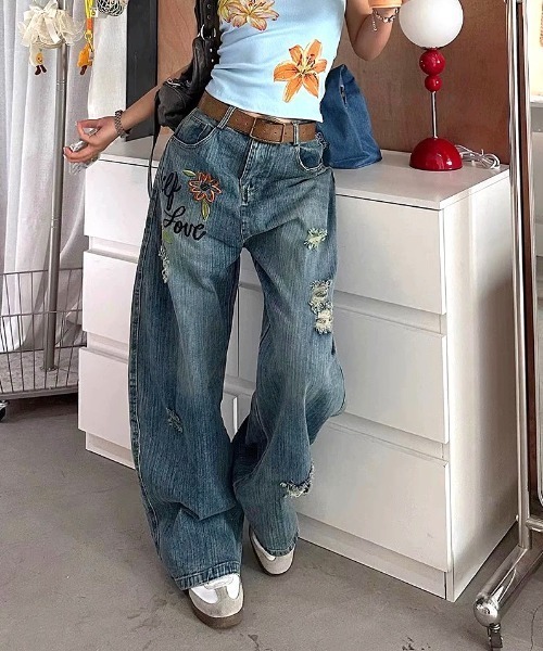 SHEENA(シーナ)の「フラワー刺繍ロゴダメージデニムワイドパンツ(デニムパンツ・レディース・ブルー・S/M/L)」の5枚目の写真