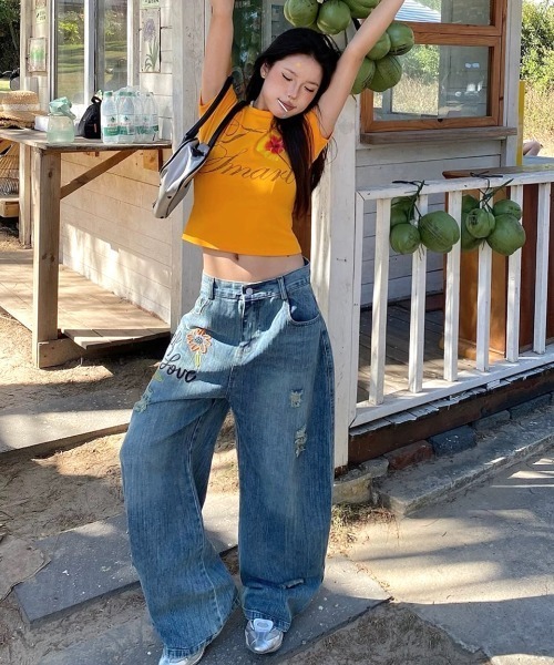 SHEENA(シーナ)の「フラワー刺繍ロゴダメージデニムワイドパンツ(デニムパンツ・レディース・ブルー・S/M/L)」の11枚目の写真