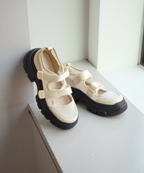 ear PAPILLONNER(イアパピヨネ)の「ベルクロボリュームソールシューズ【SUM1 STYLE】(サンダル・レディース・アイボリー/ブラック・SMALL/MEDIUM/LARGE)」の3枚目の写真