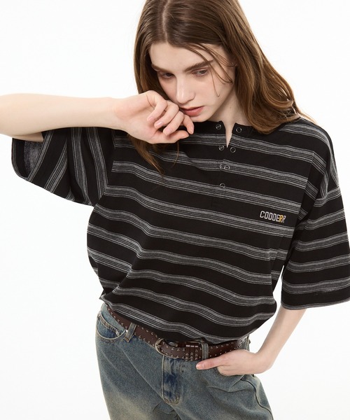 CODDERR(コーダー)の「【CODDERR】マルチボーダー ロゴ刺繍 リングスナップボタン ヘンリーネック 半袖Tシャツ(Tシャツ/カットソー・メンズ・ネイビー/ブラウン/グレー/ブラック系/ブラック・M/L)」の2枚目の写真