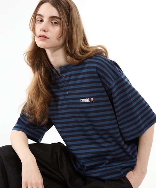 CODDERR(コーダー)の「【CODDERR】マルチボーダー ロゴ刺繍 リングスナップボタン ヘンリーネック 半袖Tシャツ(Tシャツ/カットソー・メンズ・ネイビー/ブラウン/グレー/ブラック系/ブラック・M/L)」の5枚目の写真