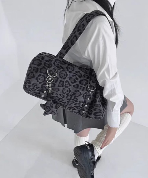 LA VORAGINE(ラ ヴォラジネ)の「スターチャーム付き レオパード柄ボストンバッグ(ボストンバッグ・レディース・グリーン/GRAY・FREE)」の2枚目の写真