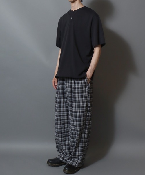 ANPAS(アンパス)の「ICEMAX Cool-Touch Henley T-Shirt / アイスマックス ヘンリーネック 無地 半袖Tシャツ 接触冷感 吸汗速乾 遮熱 紫外線カット メンズ トップス ドローコード付き ムジT(Tシャツ/カットソー・メンズ・ホワイト/チャコールグレー/ブラック・LL/M/L)」の17枚目の写真