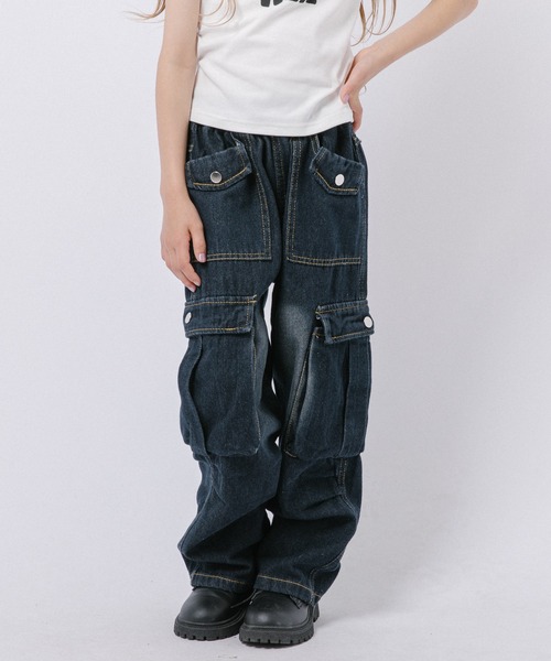 URBAN CHERRY(アーバンチェリー)の「ルーズサイドタックデニムカーゴパンツ(デニムパンツ・キッズ・ブラック/ブルー・110cm/120cm/130cm/140cm/150cm/160cm)」の2枚目の写真