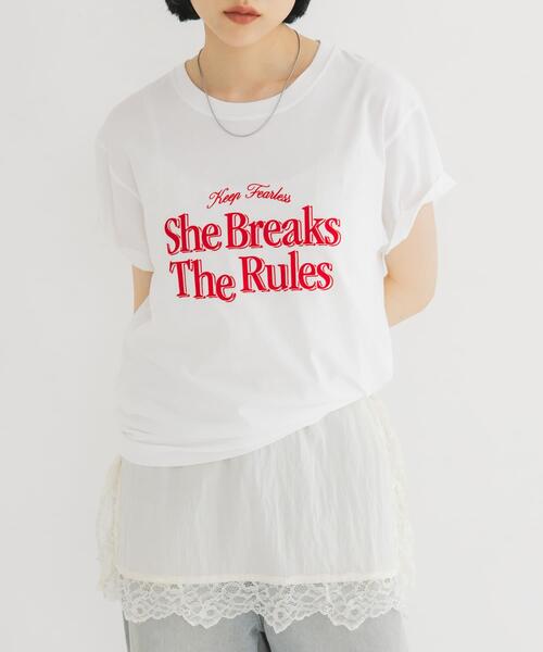 KBF(ケイビーエフ)の「フロッキーロゴTEE(Tシャツ/カットソー・レディース・オフホワイト/チャコールグレー/オートミール・ONE)」の2枚目の写真