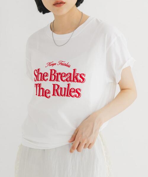 KBF(ケイビーエフ)の「フロッキーロゴTEE(Tシャツ/カットソー・レディース・オフホワイト/チャコールグレー/オートミール・ONE)」の4枚目の写真