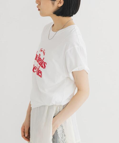 KBF(ケイビーエフ)の「フロッキーロゴTEE(Tシャツ/カットソー・レディース・オフホワイト/チャコールグレー/オートミール・ONE)」の5枚目の写真
