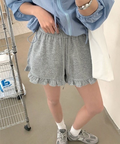 GEMEDA(ジェメダ)の「裾フリルスウェットショートパンツ(スウェットパンツ・レディース・グレー/ブラック・M)」の3枚目の写真