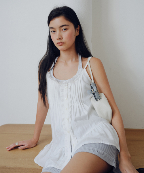 URAGO（ユラーゴ）の「Pintuck frill sleeveless（Tシャツ/カットソー・レディース・ブラック/スカイブルー/アイボリー・FREE）」の4枚目の写真