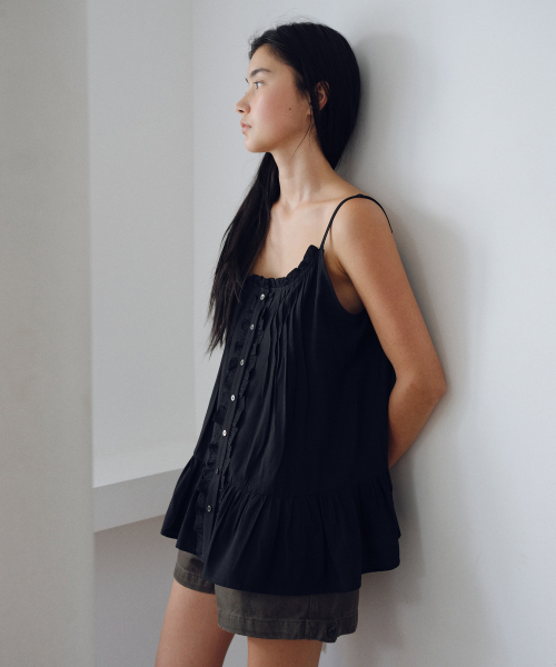 URAGO（ユラーゴ）の「Pintuck frill sleeveless（Tシャツ/カットソー・レディース・ブラック/スカイブルー/アイボリー・FREE）」の7枚目の写真