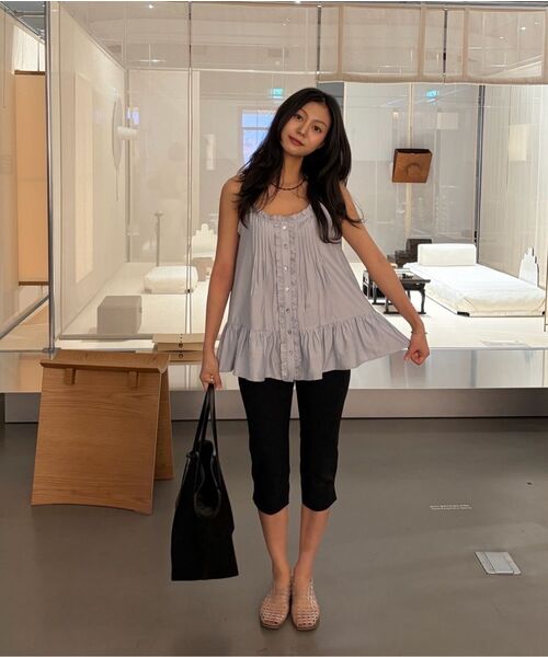 URAGO（ユラーゴ）の「Pintuck frill sleeveless（Tシャツ/カットソー・レディース・ブラック/スカイブルー/アイボリー・FREE）」の8枚目の写真
