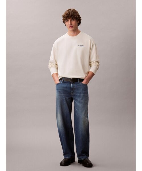 Calvin Klein(カルバン・クライン)の「長袖Tシャツ - グラフィックロゴオーバーサイズロングスリーブTシャツ(Tシャツ/カットソー・メンズ・アイボリー・S/M/L)」の2枚目の写真