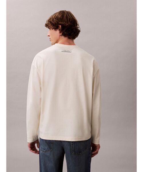 Calvin Klein(カルバン・クライン)の「長袖Tシャツ - グラフィックロゴオーバーサイズロングスリーブTシャツ(Tシャツ/カットソー・メンズ・アイボリー・S/M/L)」の3枚目の写真