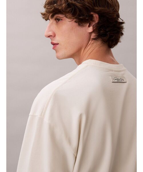 Calvin Klein(カルバン・クライン)の「長袖Tシャツ - グラフィックロゴオーバーサイズロングスリーブTシャツ(Tシャツ/カットソー・メンズ・アイボリー・S/M/L)」の4枚目の写真