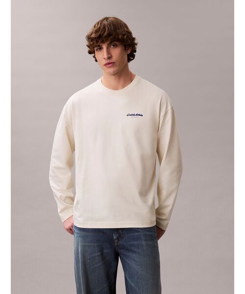 Calvin Klein(カルバン・クライン)の「長袖Tシャツ - グラフィックロゴオーバーサイズロングスリーブTシャツ(Tシャツ/カットソー・メンズ・アイボリー・S/M/L)」の5枚目の写真