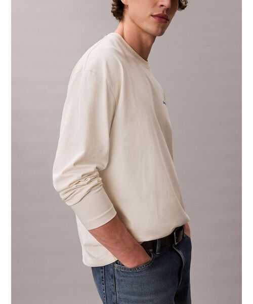 Calvin Klein(カルバン・クライン)の「長袖Tシャツ - グラフィックロゴオーバーサイズロングスリーブTシャツ(Tシャツ/カットソー・メンズ・アイボリー・S/M/L)」の6枚目の写真
