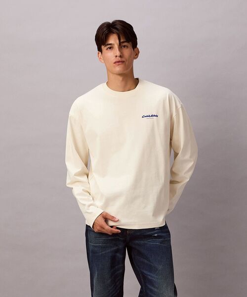 Calvin Klein(カルバン・クライン)の「長袖Tシャツ - グラフィックロゴオーバーサイズロングスリーブTシャツ(Tシャツ/カットソー・メンズ・アイボリー・S/M/L)」の7枚目の写真