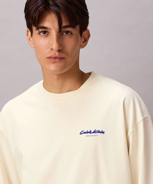 Calvin Klein(カルバン・クライン)の「長袖Tシャツ - グラフィックロゴオーバーサイズロングスリーブTシャツ(Tシャツ/カットソー・メンズ・アイボリー・S/M/L)」の9枚目の写真