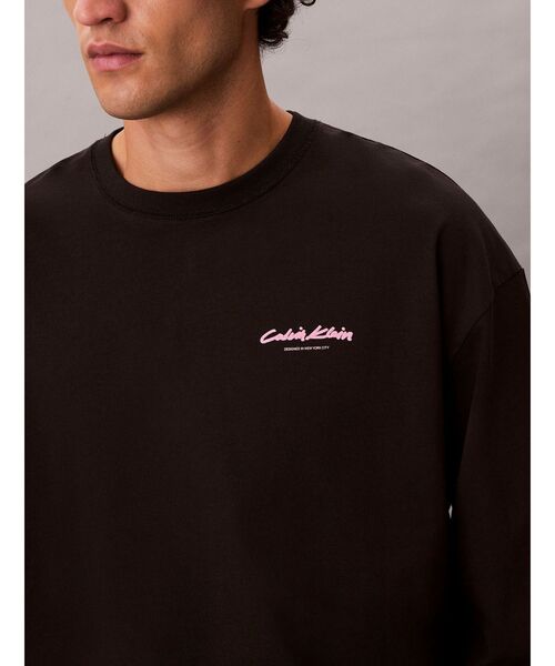 Calvin Klein(カルバン・クライン)の「長袖Tシャツ - グラフィックロゴオーバーサイズロングスリーブTシャツ(Tシャツ/カットソー・メンズ・アイボリー・S/M/L)」の13枚目の写真