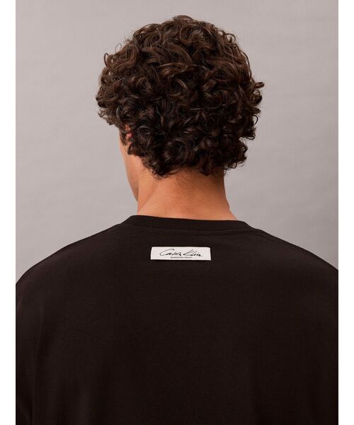 Calvin Klein(カルバン・クライン)の「長袖Tシャツ - グラフィックロゴオーバーサイズロングスリーブTシャツ(Tシャツ/カットソー・メンズ・アイボリー・S/M/L)」の14枚目の写真