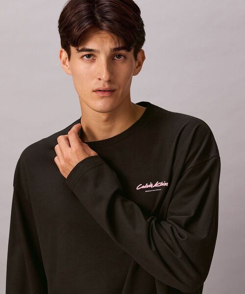 Calvin Klein(カルバン・クライン)の「長袖Tシャツ - グラフィックロゴオーバーサイズロングスリーブTシャツ(Tシャツ/カットソー・メンズ・アイボリー・S/M/L)」の22枚目の写真