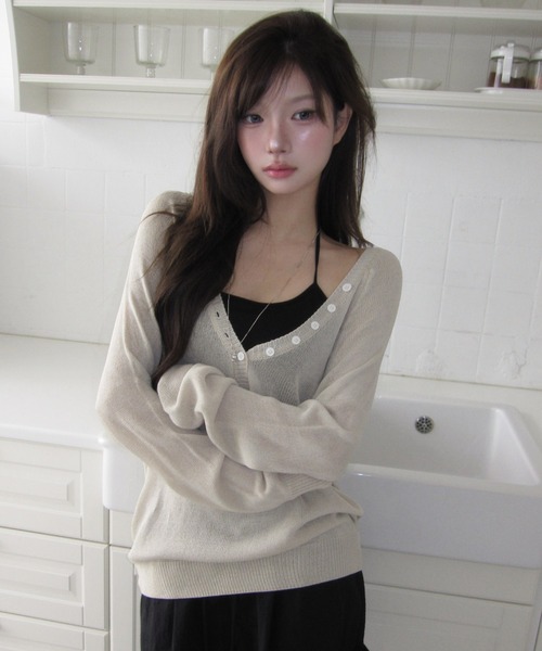 6‑button sleeve slide V‑neck sweater — вязаный свитер на шестёрых пуговицах, V‑образный вырез