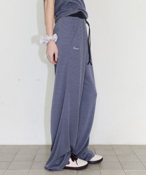 EN OR（エンオール）の「[CORE] COLOR COMBI STRIPE SWEATPANTS - DARK GREY（スウェットパンツ・レディース・その他・FREE）」の2枚目の写真
