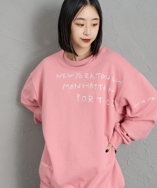 Manhattan Portage（マンハッタンポーテージ）の「【WEB先行予約】[MANHATTAN PORTAGE/マンハッタンポーテージ] 別注 ランダムロゴ刺繍 クルーネックスウェット（スウェット・レディース・ブルー/ピンク/ブラック・M/S/XL/L）」の3枚目の写真