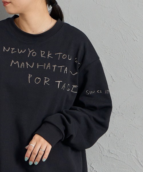 Manhattan Portage（マンハッタンポーテージ）の「【WEB先行予約】[MANHATTAN PORTAGE/マンハッタンポーテージ] 別注 ランダムロゴ刺繍 クルーネックスウェット（スウェット・レディース・ブルー/ピンク/ブラック・M/S/XL/L）」の14枚目の写真