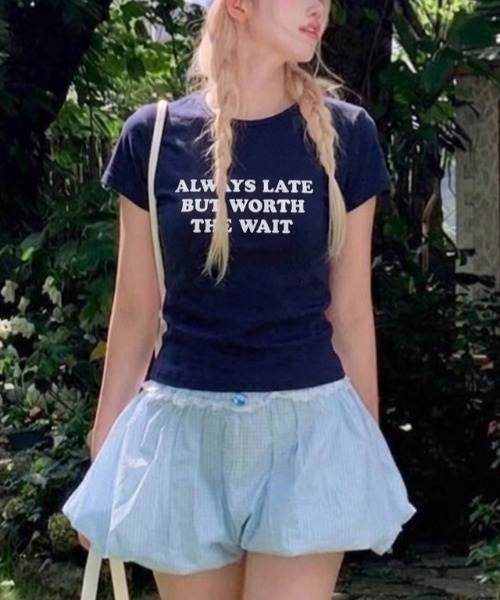 LADY LIKE(レディライク)の「【春夏新作】フロントメッセージロゴプリントコンパクト半袖Tシャツ(Tシャツ/カットソー・レディース・イエロー/ホワイト/ネイビー・M)」の3枚目の写真