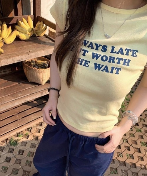 LADY LIKE(レディライク)の「【春夏新作】フロントメッセージロゴプリントコンパクト半袖Tシャツ(Tシャツ/カットソー・レディース・イエロー/ホワイト/ネイビー・M)」の1枚目の写真