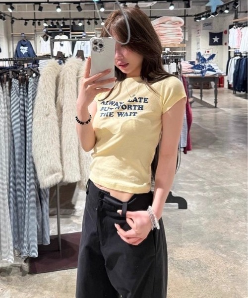 LADY LIKE(レディライク)の「【春夏新作】フロントメッセージロゴプリントコンパクト半袖Tシャツ(Tシャツ/カットソー・レディース・イエロー/ホワイト/ネイビー・M)」の5枚目の写真