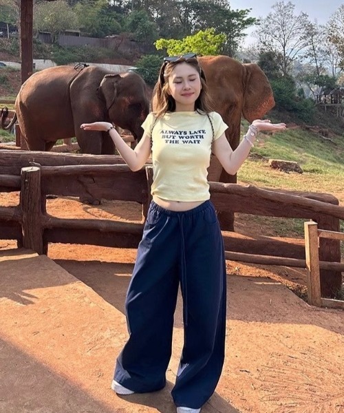 LADY LIKE(レディライク)の「【春夏新作】フロントメッセージロゴプリントコンパクト半袖Tシャツ(Tシャツ/カットソー・レディース・イエロー/ホワイト/ネイビー・M)」の6枚目の写真