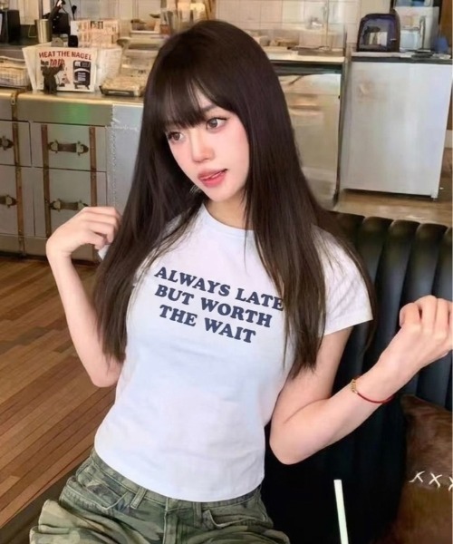 LADY LIKE(レディライク)の「【春夏新作】フロントメッセージロゴプリントコンパクト半袖Tシャツ(Tシャツ/カットソー・レディース・イエロー/ホワイト/ネイビー・M)」の7枚目の写真