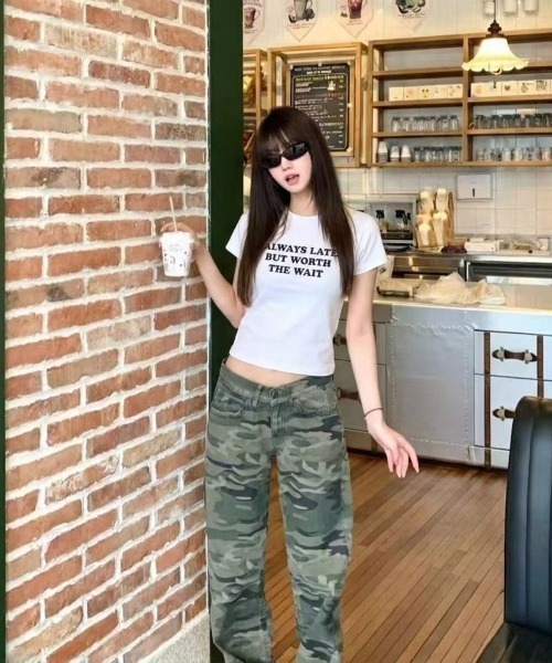 LADY LIKE(レディライク)の「【春夏新作】フロントメッセージロゴプリントコンパクト半袖Tシャツ(Tシャツ/カットソー・レディース・イエロー/ホワイト/ネイビー・M)」の9枚目の写真