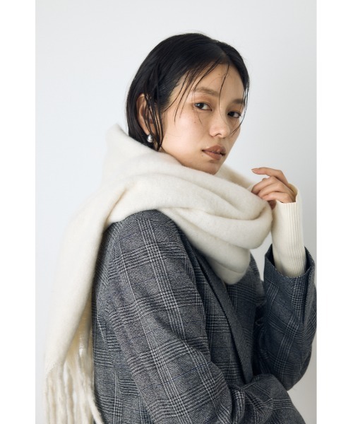 AZUL by moussy(アズールバイマウジー)の「【静電気防止加工】フラッフィーストール 秋服 冬服 マフラー 無地 チェック柄(ストール/ショール・レディース・マルチ/アイボリー/ブラック系その他/ブルー系その他・FREE)」の6枚目の写真