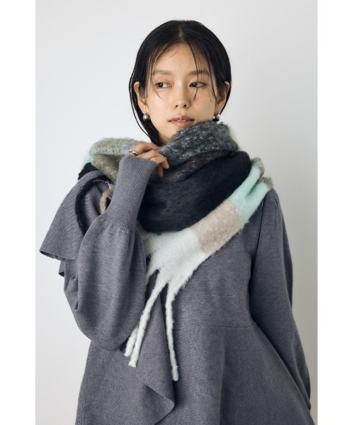 AZUL by moussy(アズールバイマウジー)の「【静電気防止加工】フラッフィーストール 秋服 冬服 マフラー 無地 チェック柄(ストール/ショール・レディース・マルチ/アイボリー/ブラック系その他/ブルー系その他・FREE)」の19枚目の写真
