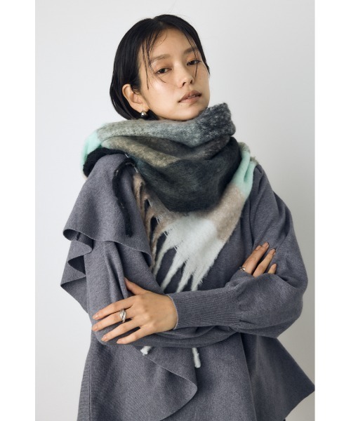 AZUL by moussy(アズールバイマウジー)の「【静電気防止加工】フラッフィーストール 秋服 冬服 マフラー 無地 チェック柄(ストール/ショール・レディース・マルチ/アイボリー/ブラック系その他/ブルー系その他・FREE)」の20枚目の写真