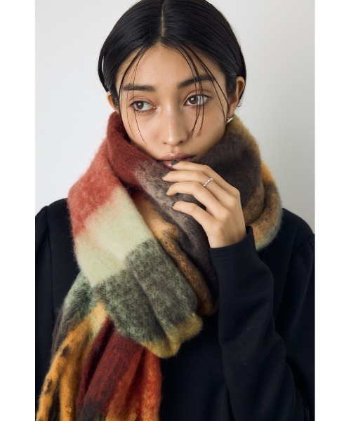 AZUL by moussy(アズールバイマウジー)の「【静電気防止加工】フラッフィーストール 秋服 冬服 マフラー 無地 チェック柄(ストール/ショール・レディース・マルチ/アイボリー/ブラック系その他/ブルー系その他・FREE)」の15枚目の写真
