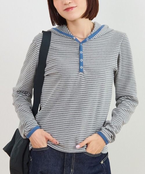 ABYS(アビス)の「ヘンリーネックフーディートップス/長袖(Tシャツ/カットソー・レディース・グレー/ネイビー・FREE)」の2枚目の写真